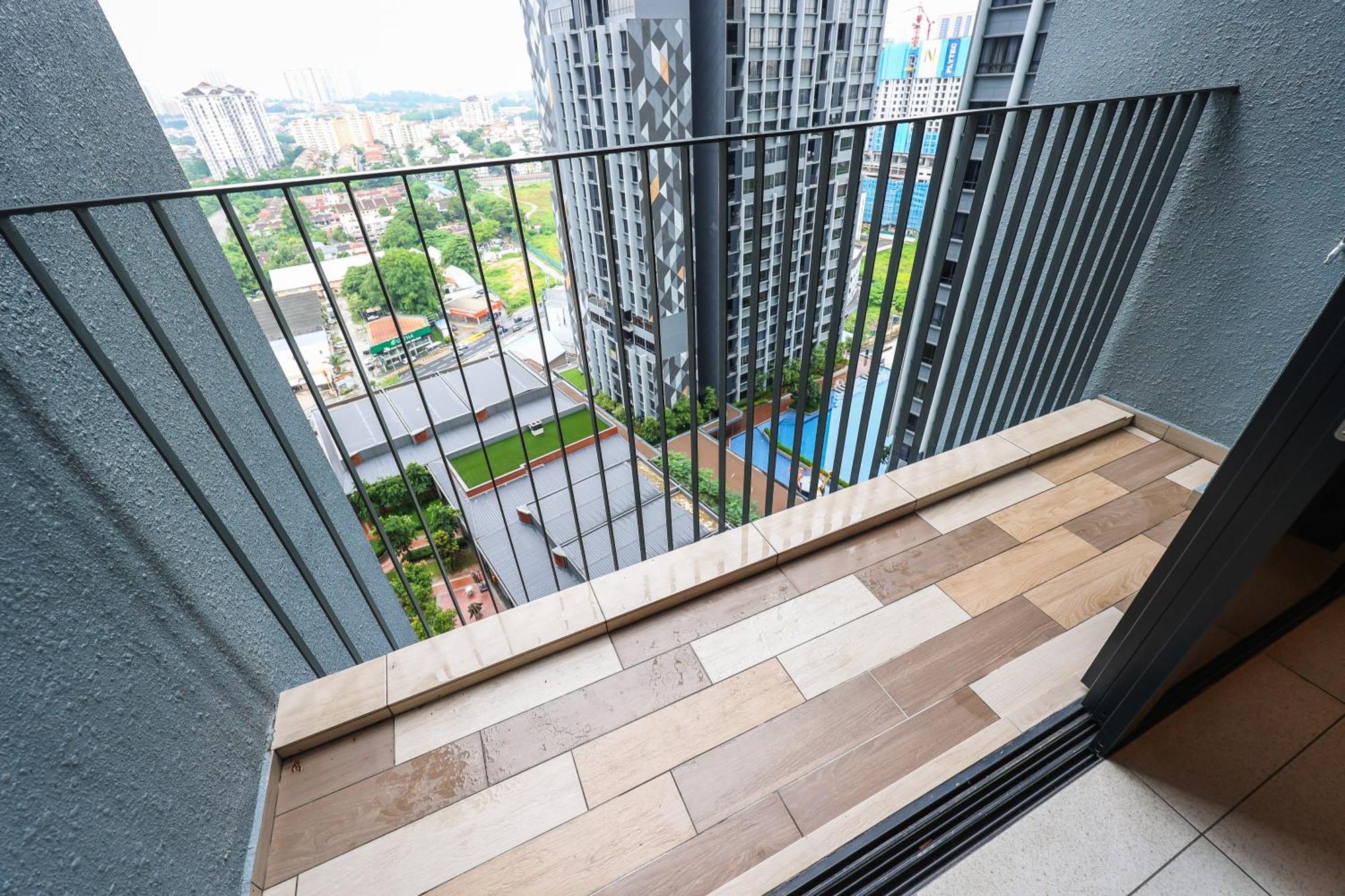 Апартаменты Millerz Square By Mykey Куала-Лумпур Экстерьер фото A balcony in a condominium