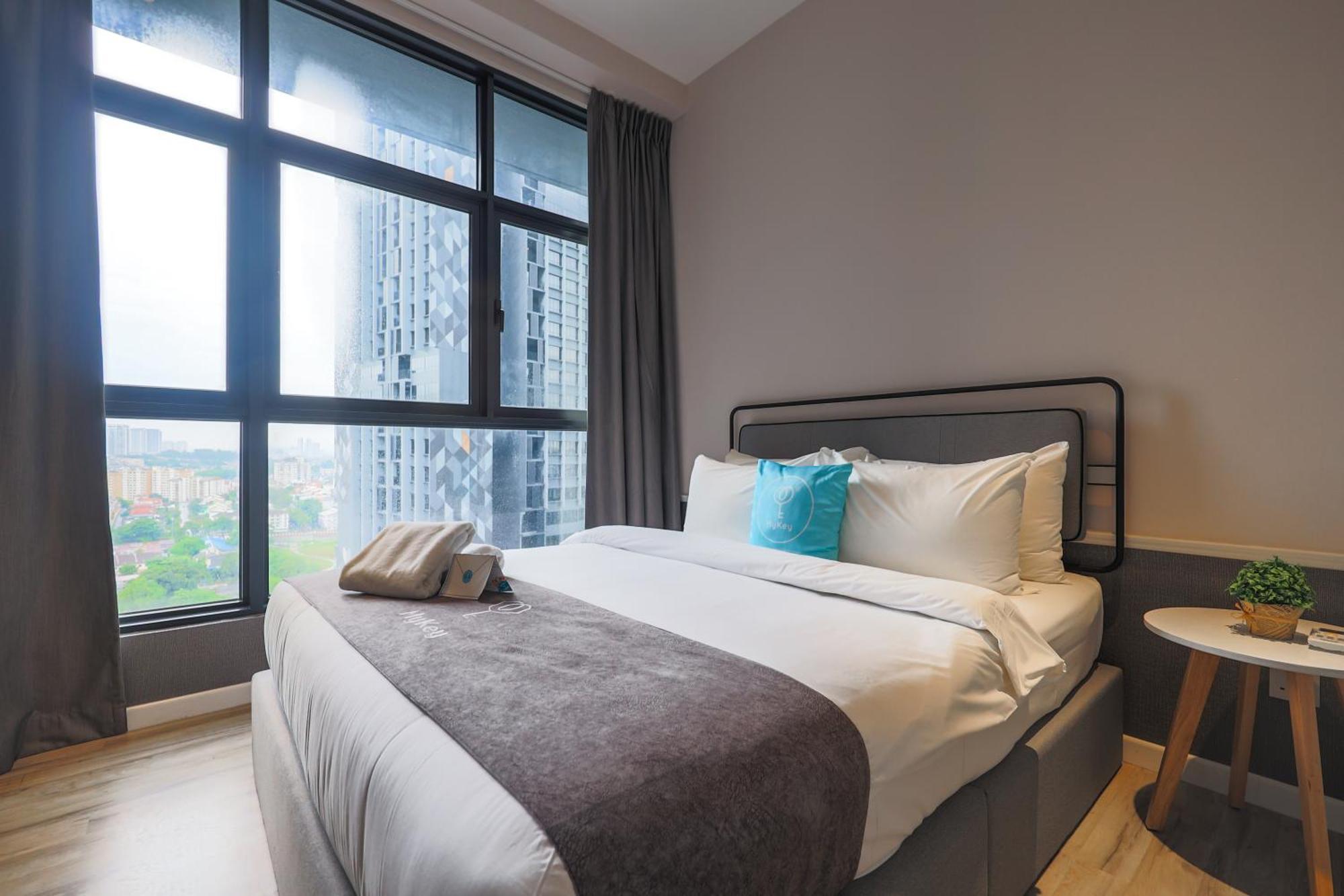 Апартаменты Millerz Square By Mykey Куала-Лумпур Экстерьер фото A bedroom at a serviced apartment in Kuala Lumpur, Malaysia.