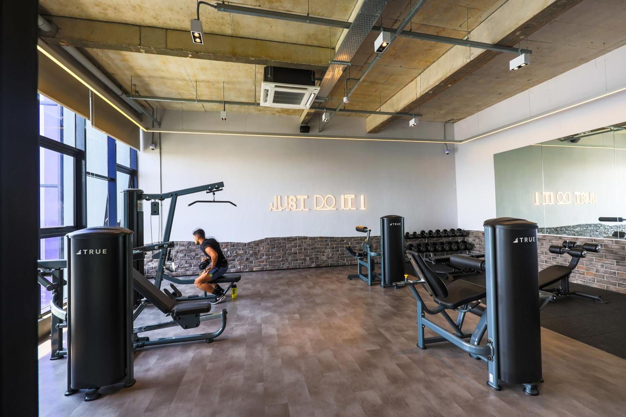 Апартаменты Millerz Square By Mykey Куала-Лумпур Экстерьер фото The gym at the University of Roehampton